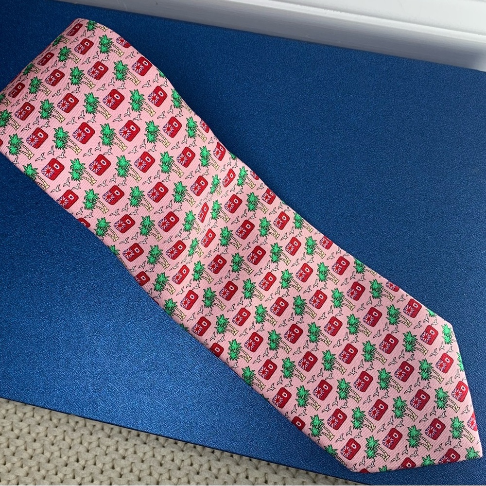 Vineyard vines 100% silk men’s tie custom made with Bermuda flag